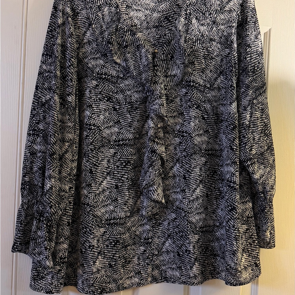 Roz & Ali Monochrome Patterned Blouse ( Dress up or elegant casual) Make offer.